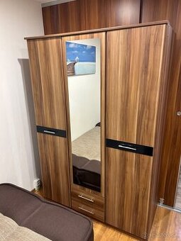 Nábytok- skriňa, komoda, poličky(vhodné aj pod tv), stolík