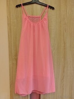 Neónové ružové a bledomodre plážové šaty