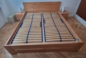 Drevená manželská posteľ