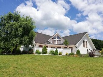 Vila s veľkým pozemkom pod lesom