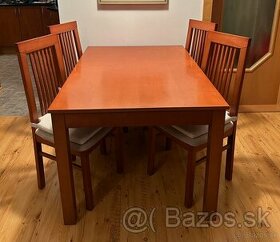 rozkladací jedálenský stôl so 4 stoličkami + koberec