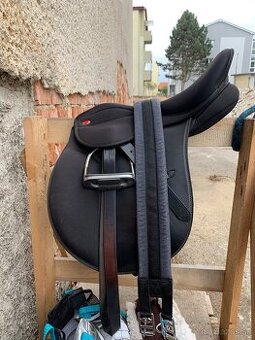 Anglické sedlo s výbavou