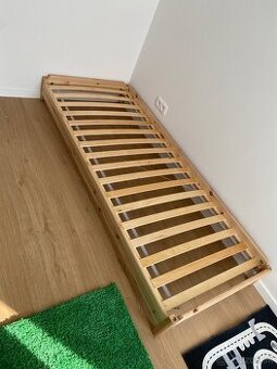 Nizka postel IKEA UTÅKER