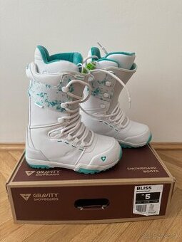 Snowboard boots