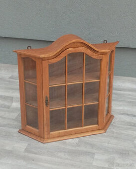 Vitrína nástenná – 66 x 70 x 16 cm .