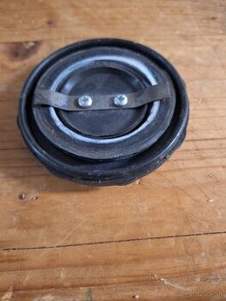 Predám uzáver palivovej nádrže Jawa.