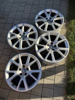 Predám sadu 4× originálnych hliníkových diskov Audi.