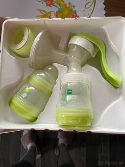 Oblečenie a odsávačka na mlieko