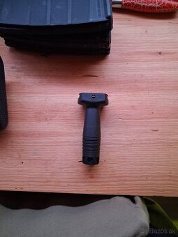 Taktická rúčka na RIS CYMA Čierna