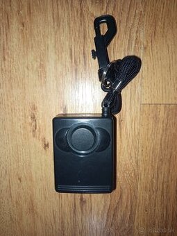 Akustický osobný alarm s odnímateľným kolíkom