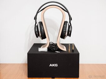 AKG K812