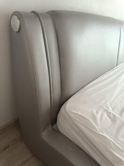 Strieborno sivá koženková manželská posteľ