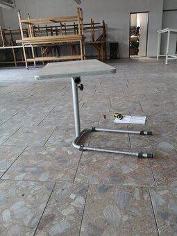 Nastaviteľný stolík