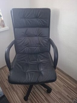 Kožená kancelárska stolička