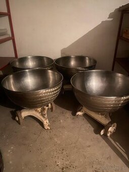 Predám použité 4 ks nerezove nádoby i s miesicom cesta