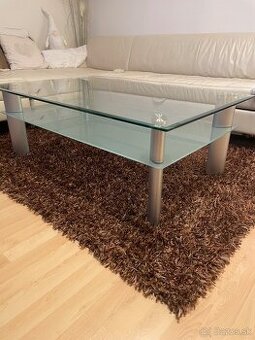 Sklenený stôl do obývačky