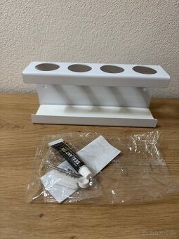 Držiak na zubné kefky a zubnú pastu.