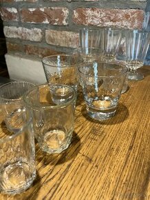 Rôzne poháre a šálky