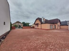Exkluzívny predaj 6.izb 220m2 RD v obci Horňany a pozemkom - 1