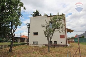 Starší rodinný dom s veľkým pozemkom na predaj Šoporňa, 3787