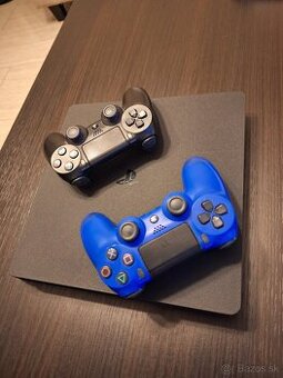 Predavam ps4 slim 1tb + 2 controllery