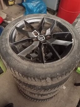 235/45R18 RS
