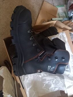 Pracovná obuv s kovovou špičkou