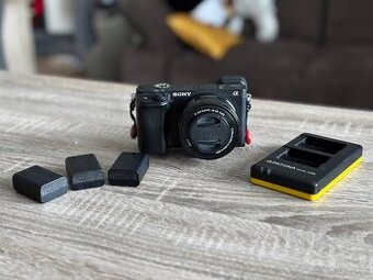 Sony a6400 + objektív 16–50mm, 3x batéria