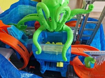 Hot Wheels Mega Car Wash Octopus Attack