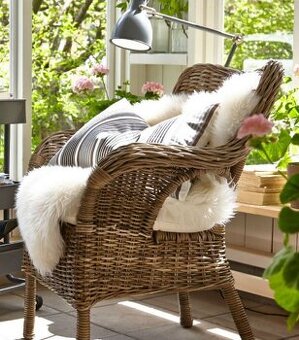 Ratanové kreslo IKEA podložkou na sedenie