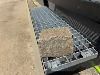 VYHODNE Predám dlažobné kocky 9/10