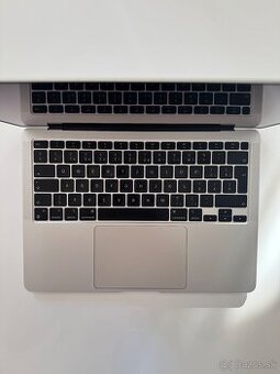 MacBook Air 13´ (M1, 8GB/256GB, Space gray) top stav