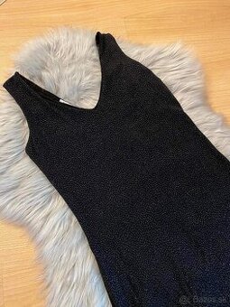 2x obtiahnuté šaty