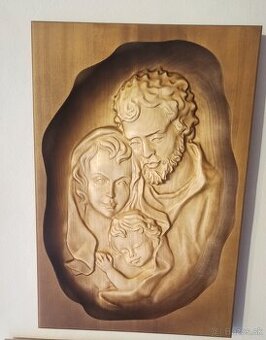 Drevený vyrezávaný obraz svätej rodiny