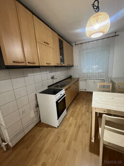 Prenájom priestranného 2-izbového bytu na Krátkej ulici v Hu