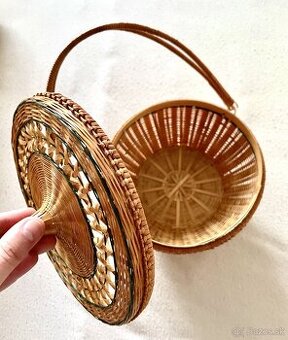 Prútený košík so zatváraním