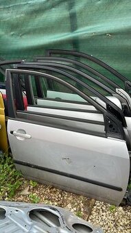 Predám dvere radiátor Chladič Airbagy budíky Corolla 02-07