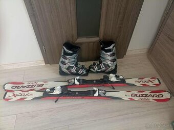 lyžiarky a lyže Atomic