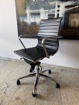 Kancelárska stolička v zachovalom stave