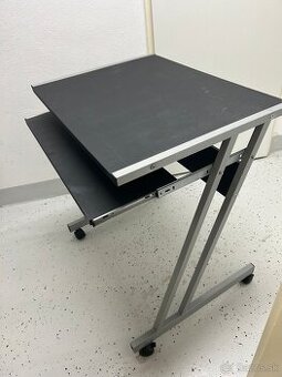 Mobilny stol na kolieckach