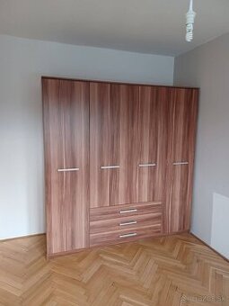 Veľká šatníková skriňa