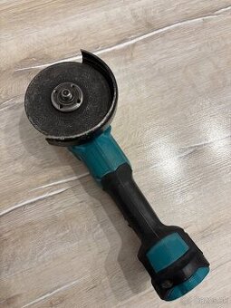 Makita DGA504