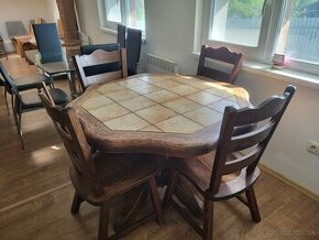 Masívny stôl so stoličkami