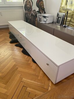 Veľká biela skrinka do obývačky biely lesk