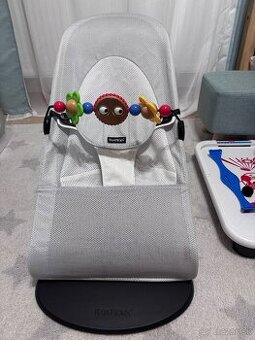 Babybjorn Balance Soft, Silver/White Mesh s hračkou