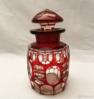 Karafa ,rubínové sklo.