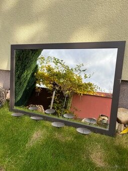 Zrkadlo s železným rámom so svietnikmi