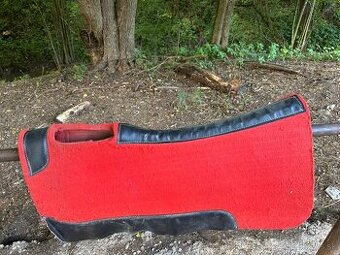 Červená westernová podsedlovka