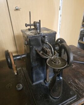 Predám - rôzne - šijace stroje, obrazy, fotoaparáty atď.