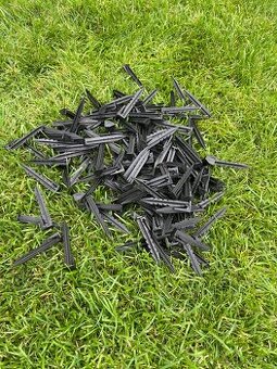 Koliky na uchytenie vodiaceho lanka pre roboticku kosacku